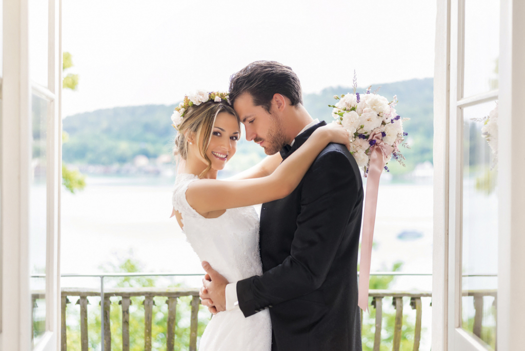 Glckliches Brautpaar bei der Hochzeit